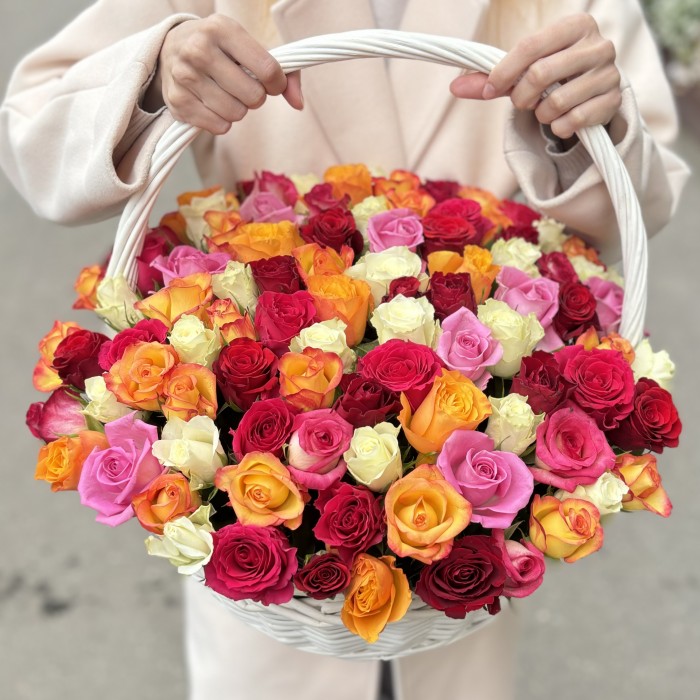 101 роза в корзине яркий MIX